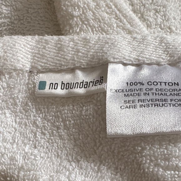 Vintage Beach Themed Embroidered Bath Towel Set - White and Tan - Picture 2 of 7